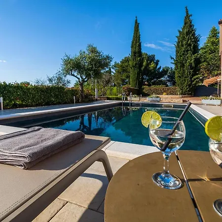 Rosy Villa *
